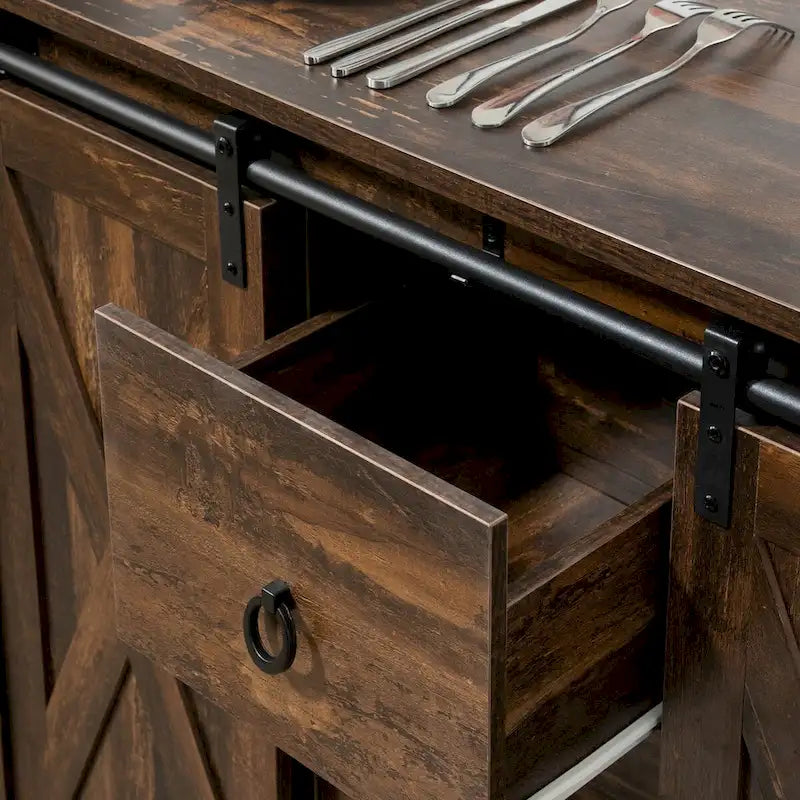 Buffetschrank im industriellen Landhausstil mit Schiebetüren im Scheunenstil und drei Schubladen
