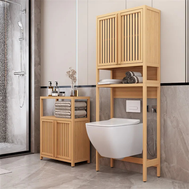 Scaffale portaoggetti in bambù naturale sopra il WC